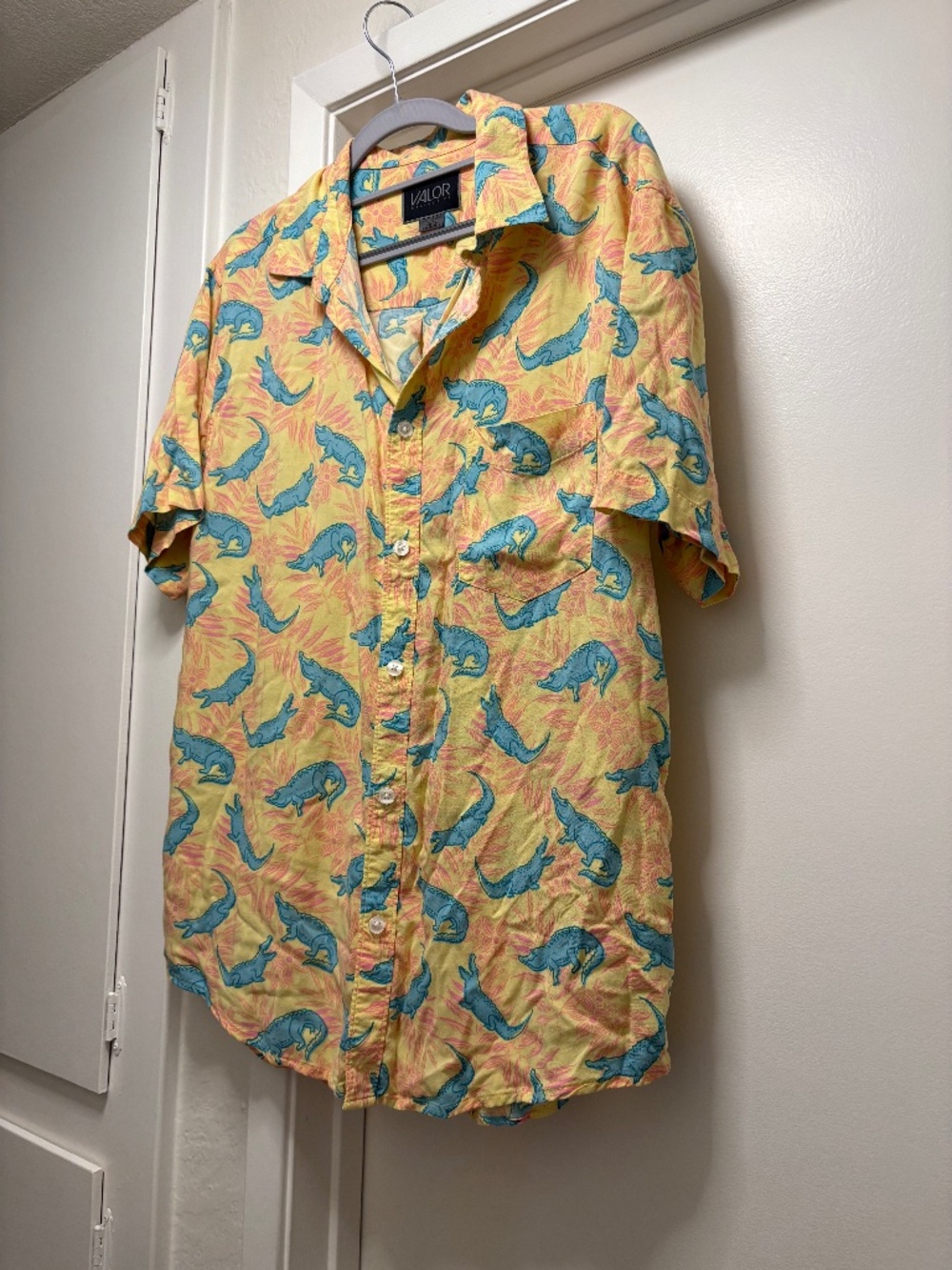 Valor colorful alligator print aloha shirt - size medium